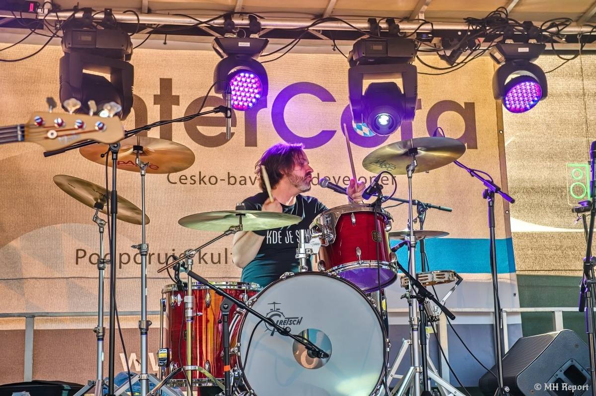 Milník času rozezněl Chvojkovy lomy v Plzni. Bigbítový festival přivezl Electric Therapy i Whitesnake revival