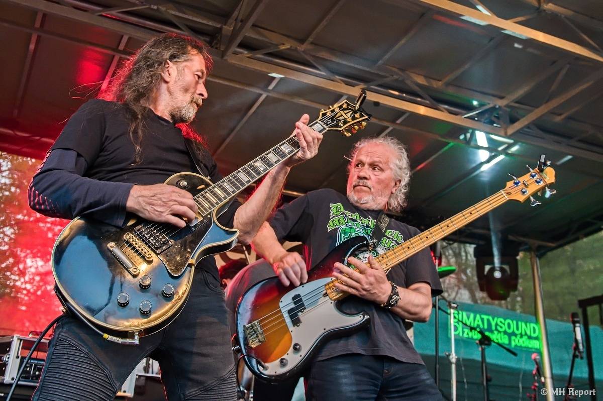 Milník času rozezněl Chvojkovy lomy v Plzni. Bigbítový festival přivezl Electric Therapy i Whitesnake revival