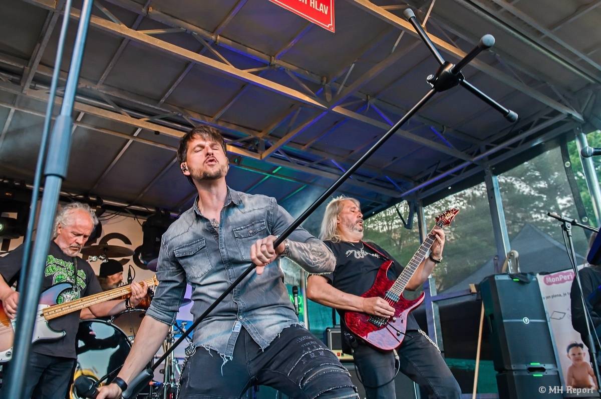 Milník času rozezněl Chvojkovy lomy v Plzni. Bigbítový festival přivezl Electric Therapy i Whitesnake revival