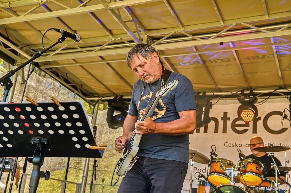 Milník času rozezněl Chvojkovy lomy v Plzni. Bigbítový festival přivezl Electric Therapy i Whitesnake revival