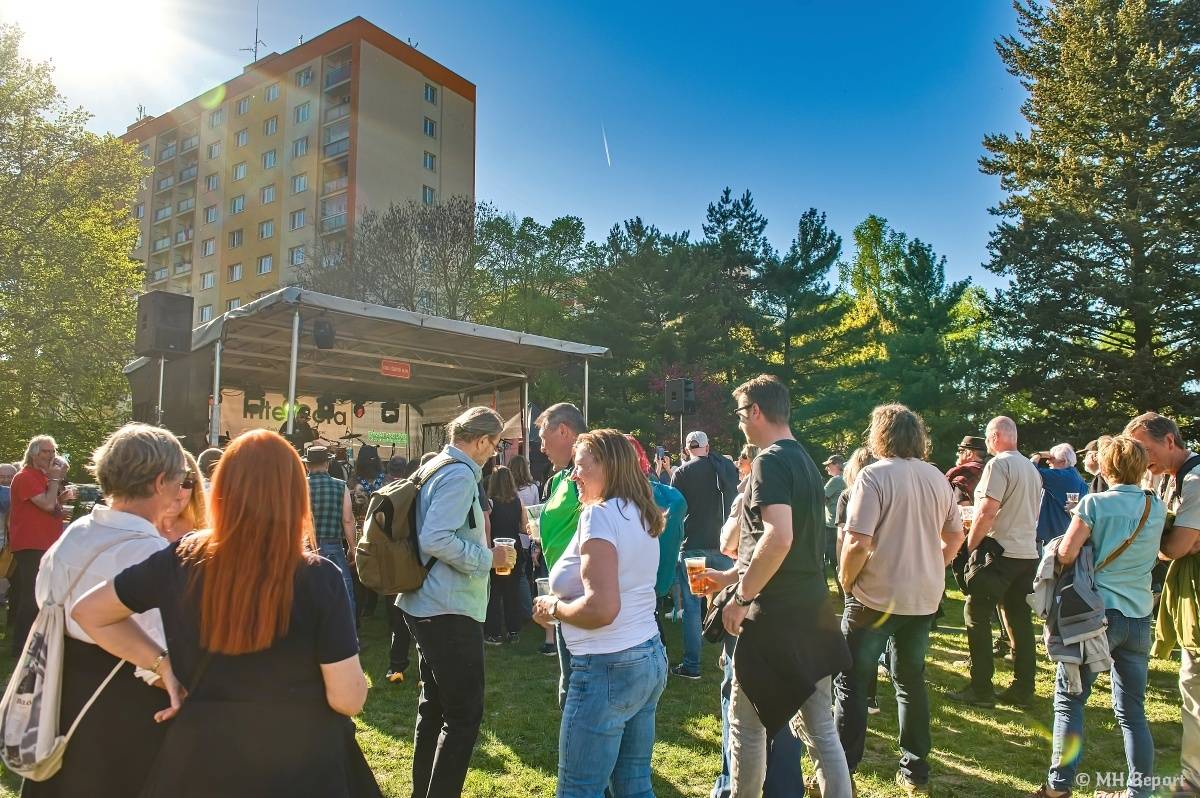Milník času rozezněl Chvojkovy lomy v Plzni. Bigbítový festival přivezl Electric Therapy i Whitesnake revival