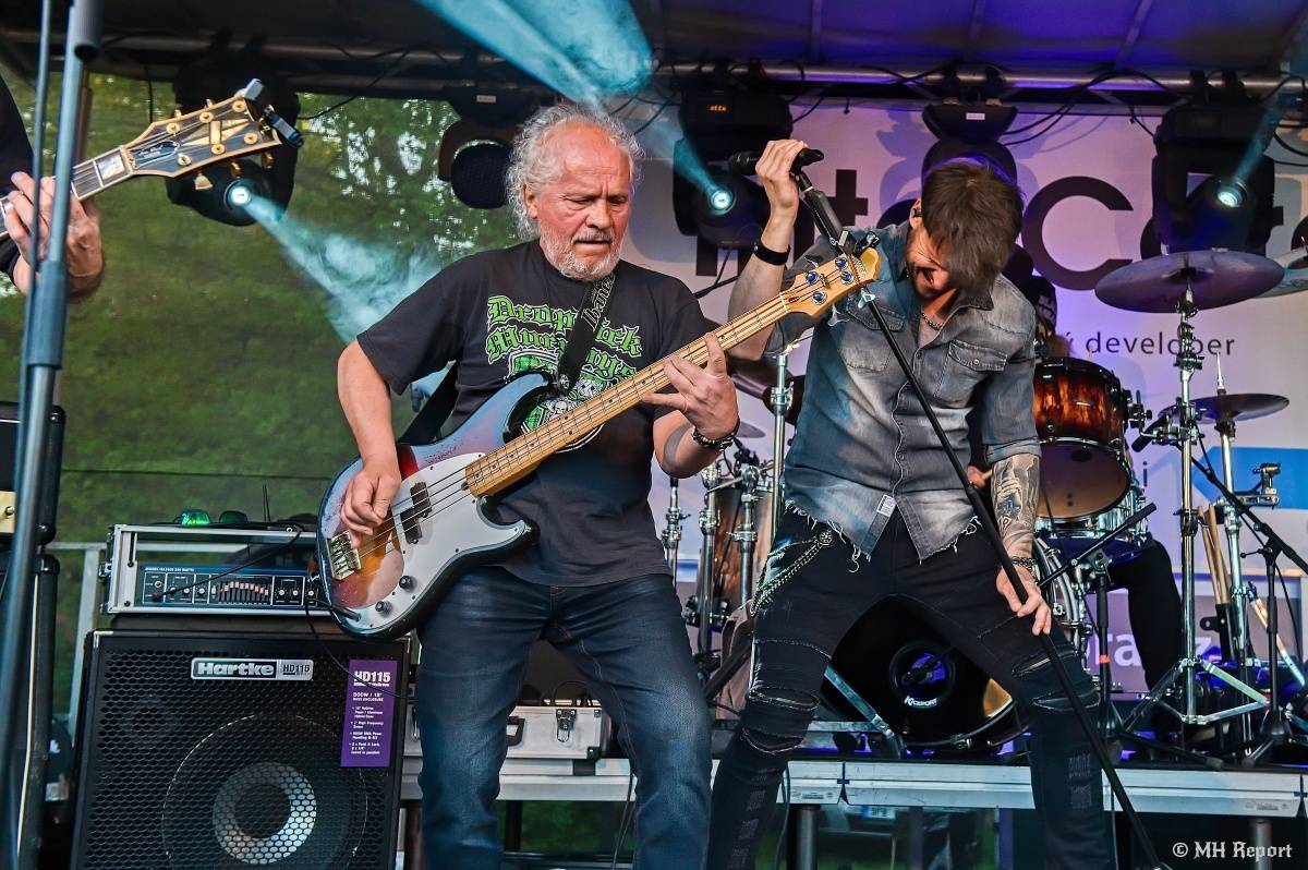 Milník času rozezněl Chvojkovy lomy v Plzni. Bigbítový festival přivezl Electric Therapy i Whitesnake revival