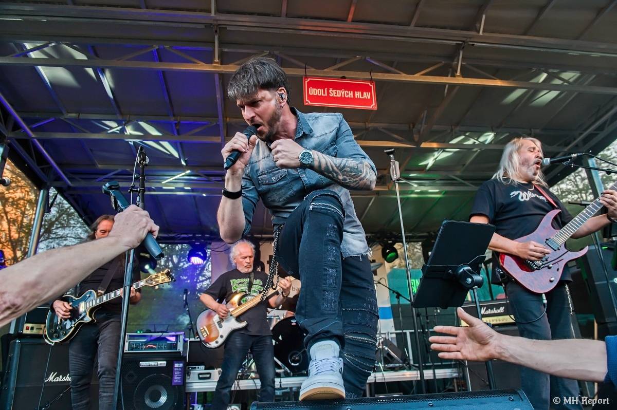 Milník času rozezněl Chvojkovy lomy v Plzni. Bigbítový festival přivezl Electric Therapy i Whitesnake revival
