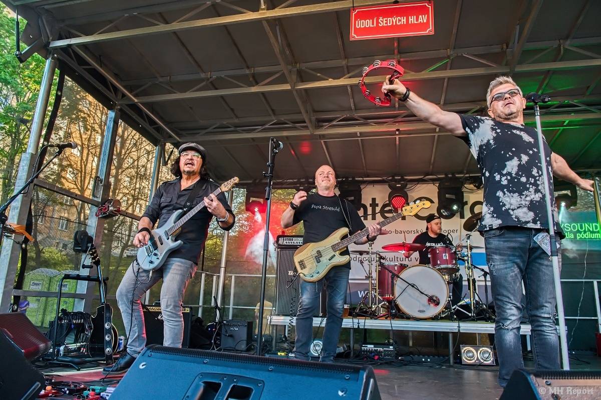 Milník času rozezněl Chvojkovy lomy v Plzni. Bigbítový festival přivezl Electric Therapy i Whitesnake revival