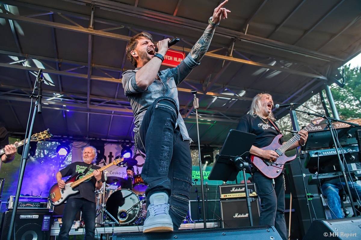 Milník času rozezněl Chvojkovy lomy v Plzni. Bigbítový festival přivezl Electric Therapy i Whitesnake revival
