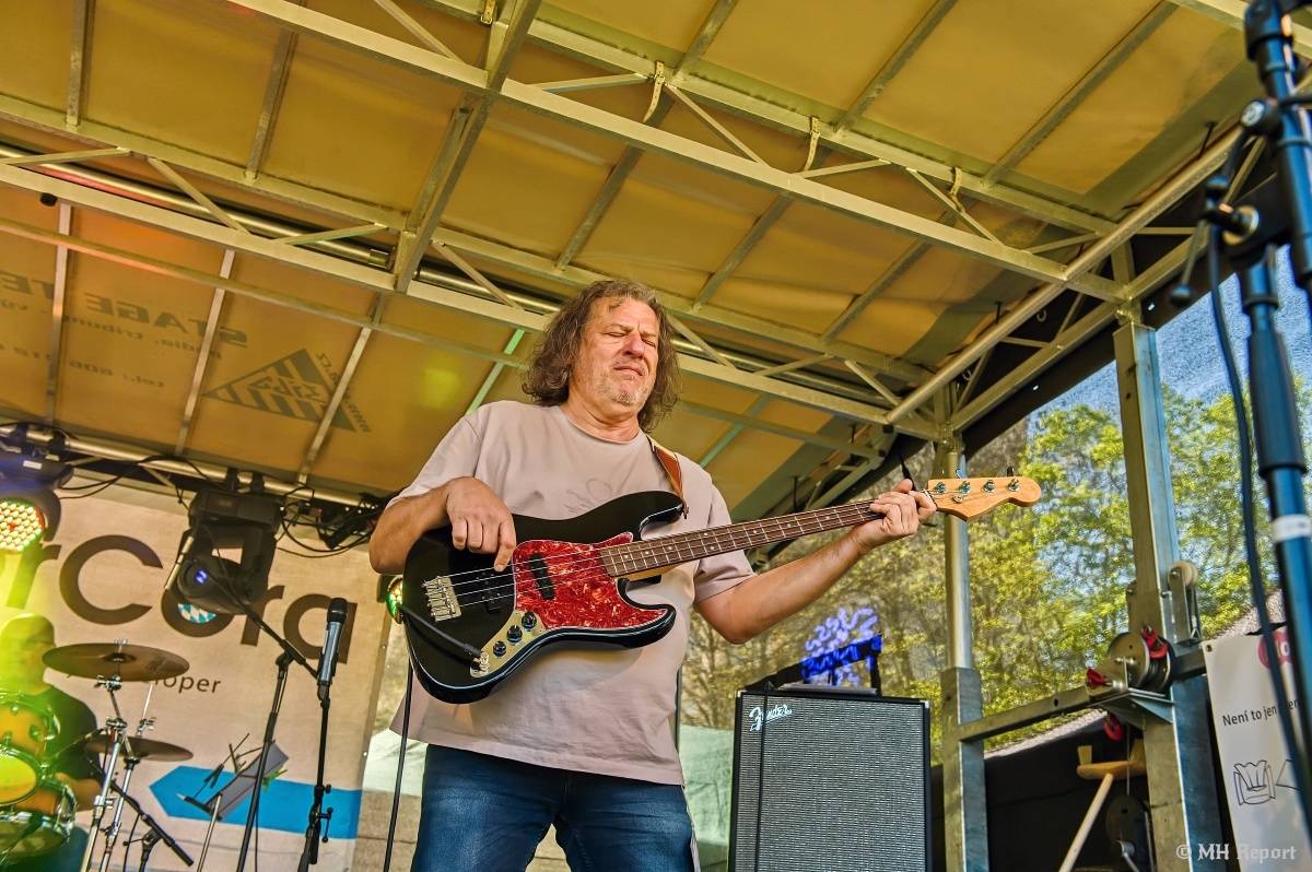 Milník času rozezněl Chvojkovy lomy v Plzni. Bigbítový festival přivezl Electric Therapy i Whitesnake revival