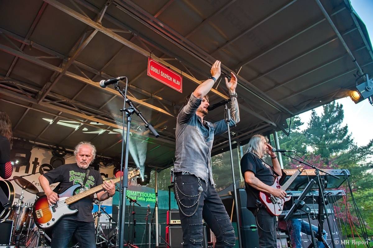 Milník času rozezněl Chvojkovy lomy v Plzni. Bigbítový festival přivezl Electric Therapy i Whitesnake revival