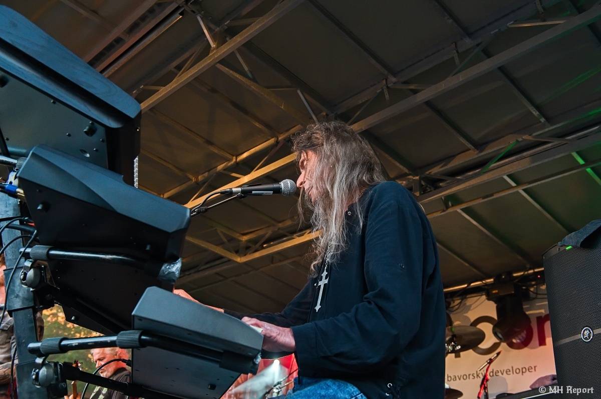 Milník času rozezněl Chvojkovy lomy v Plzni. Bigbítový festival přivezl Electric Therapy i Whitesnake revival