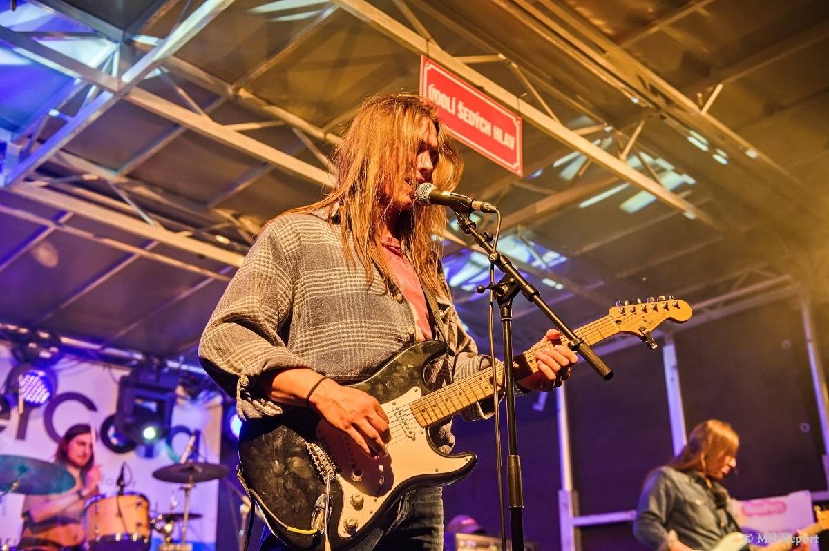 Milník času rozezněl Chvojkovy lomy v Plzni. Bigbítový festival přivezl Electric Therapy i Whitesnake revival