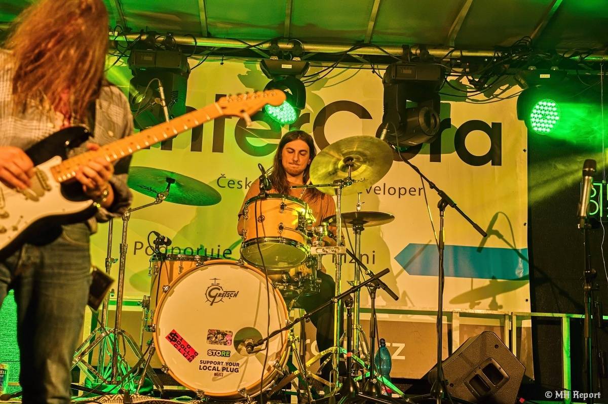 Milník času rozezněl Chvojkovy lomy v Plzni. Bigbítový festival přivezl Electric Therapy i Whitesnake revival