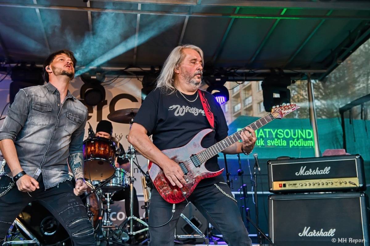 Milník času rozezněl Chvojkovy lomy v Plzni. Bigbítový festival přivezl Electric Therapy i Whitesnake revival