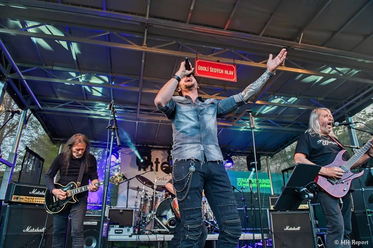 Milník času rozezněl Chvojkovy lomy v Plzni. Bigbítový festival přivezl Electric Therapy i Whitesnake revival