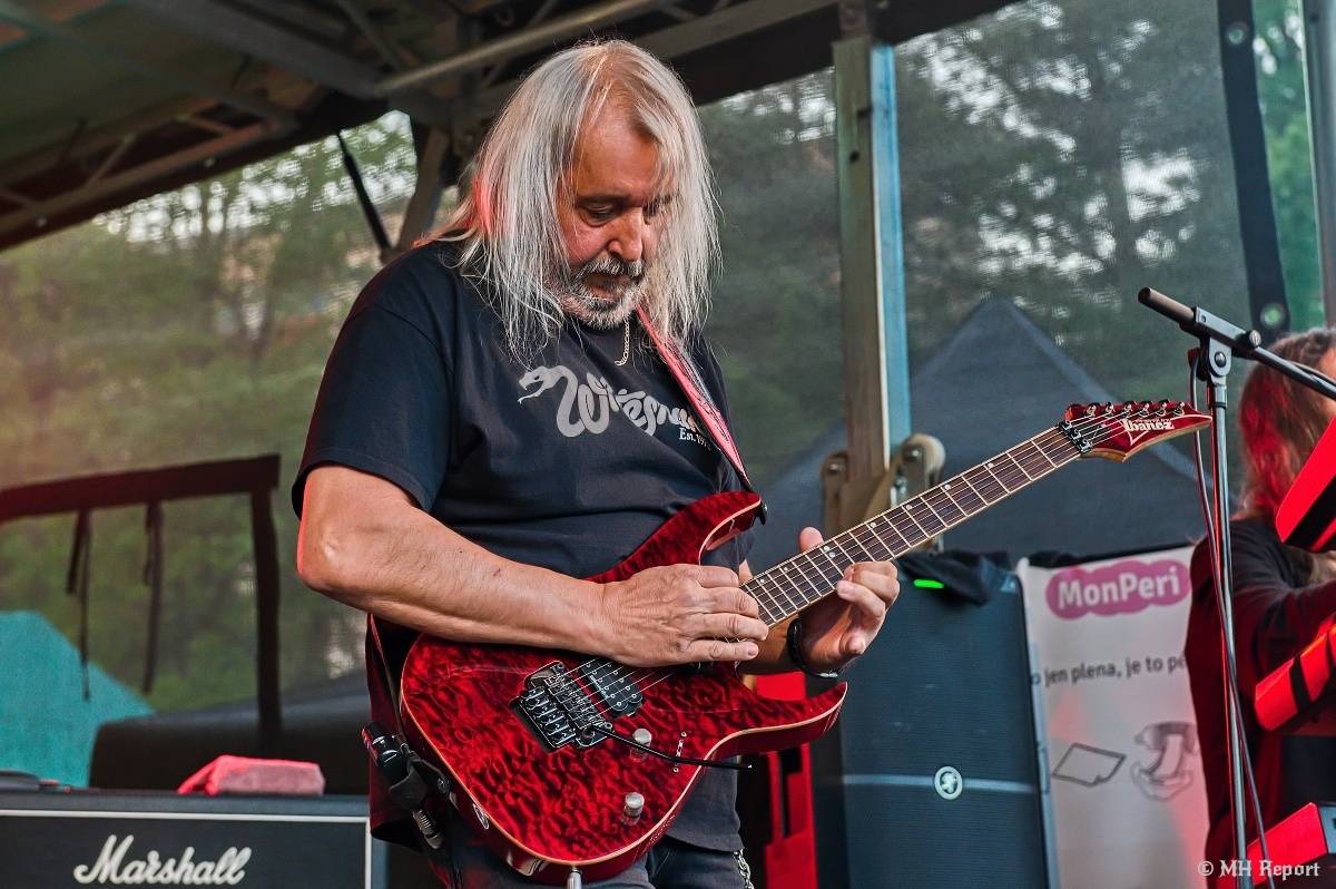 Milník času rozezněl Chvojkovy lomy v Plzni. Bigbítový festival přivezl Electric Therapy i Whitesnake revival