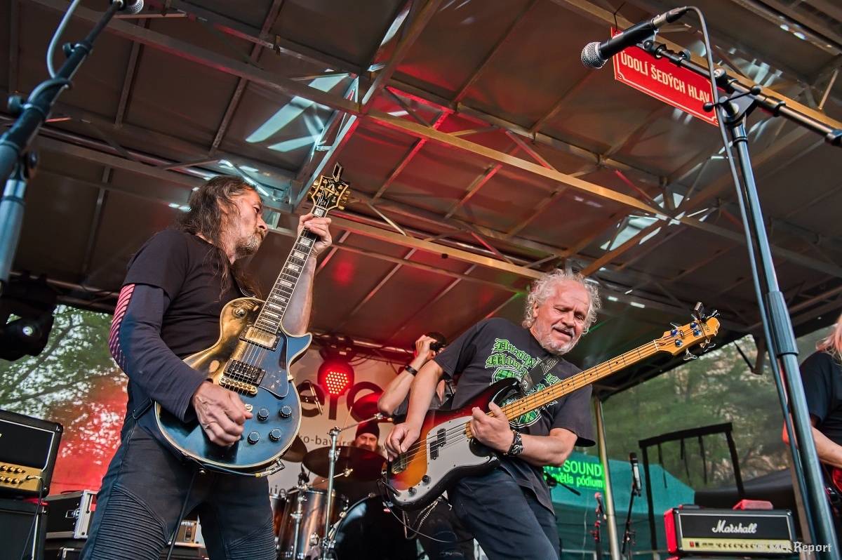 Milník času rozezněl Chvojkovy lomy v Plzni. Bigbítový festival přivezl Electric Therapy i Whitesnake revival