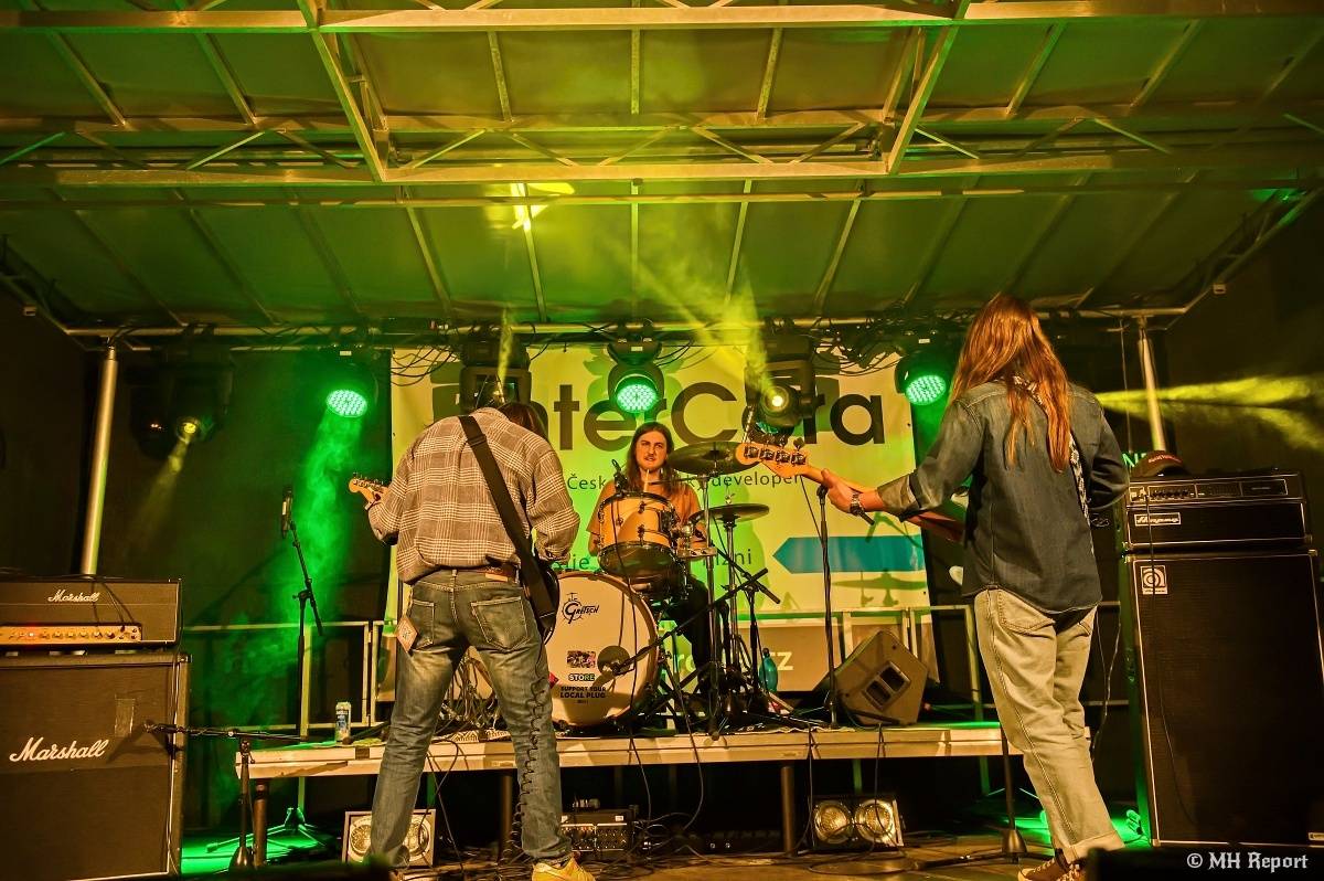 Milník času rozezněl Chvojkovy lomy v Plzni. Bigbítový festival přivezl Electric Therapy i Whitesnake revival