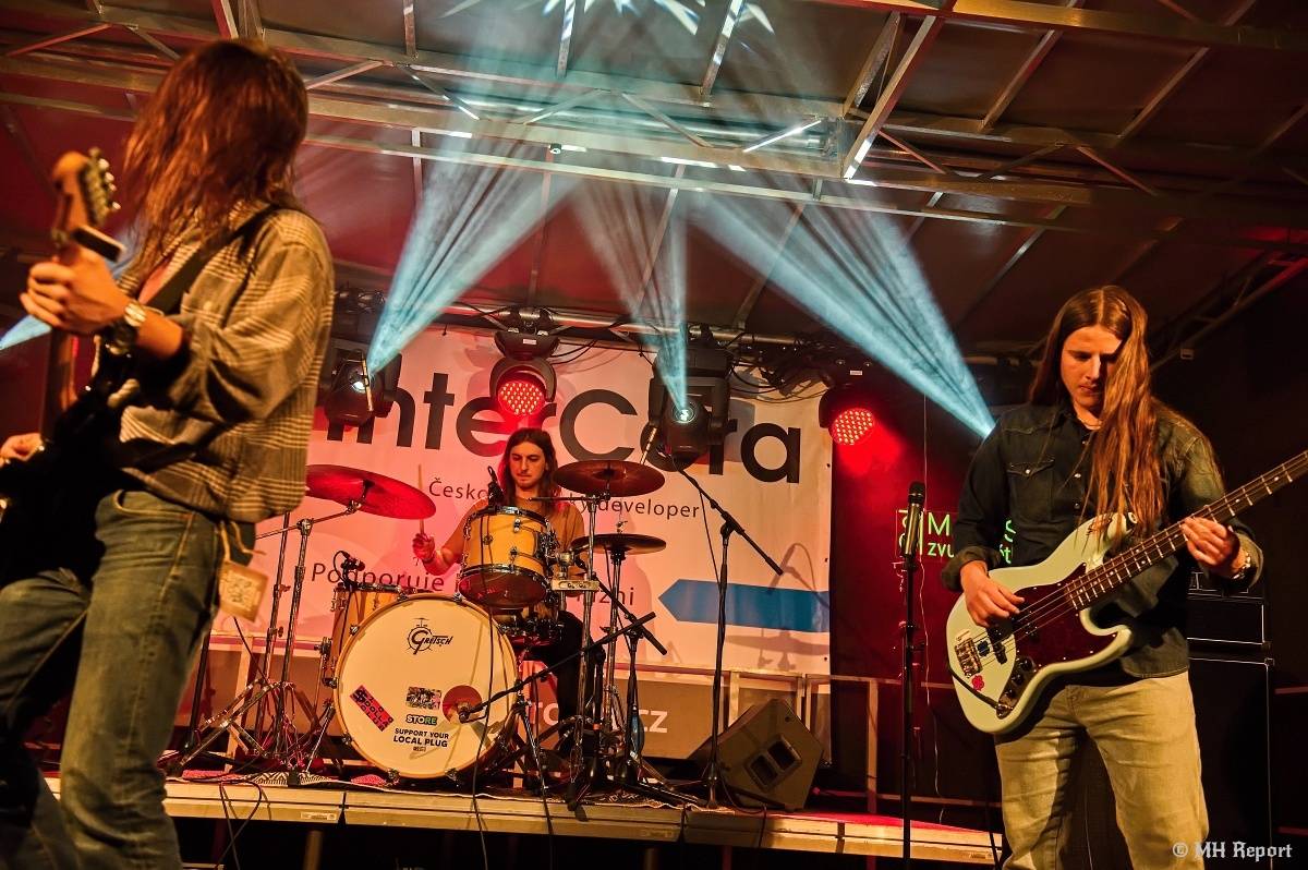 Milník času rozezněl Chvojkovy lomy v Plzni. Bigbítový festival přivezl Electric Therapy i Whitesnake revival