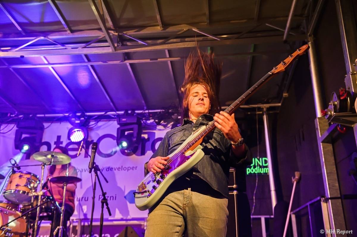 Milník času rozezněl Chvojkovy lomy v Plzni. Bigbítový festival přivezl Electric Therapy i Whitesnake revival
