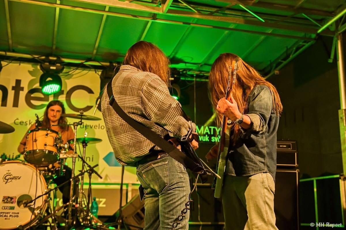 Milník času rozezněl Chvojkovy lomy v Plzni. Bigbítový festival přivezl Electric Therapy i Whitesnake revival