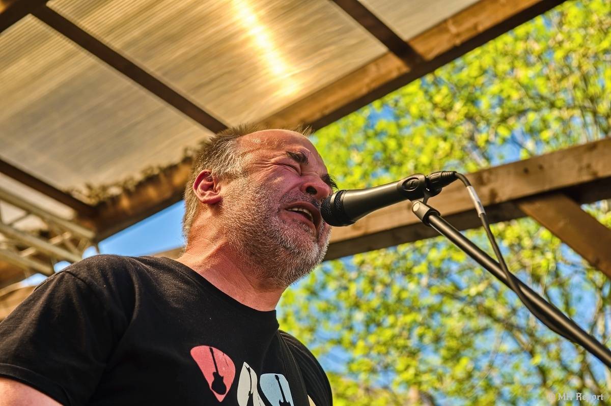 Plzeňští punkeři zamířili k Bílýmu Medvědovi. Hráli S.P.S., Houba, Tragedis i místní Výblitek 