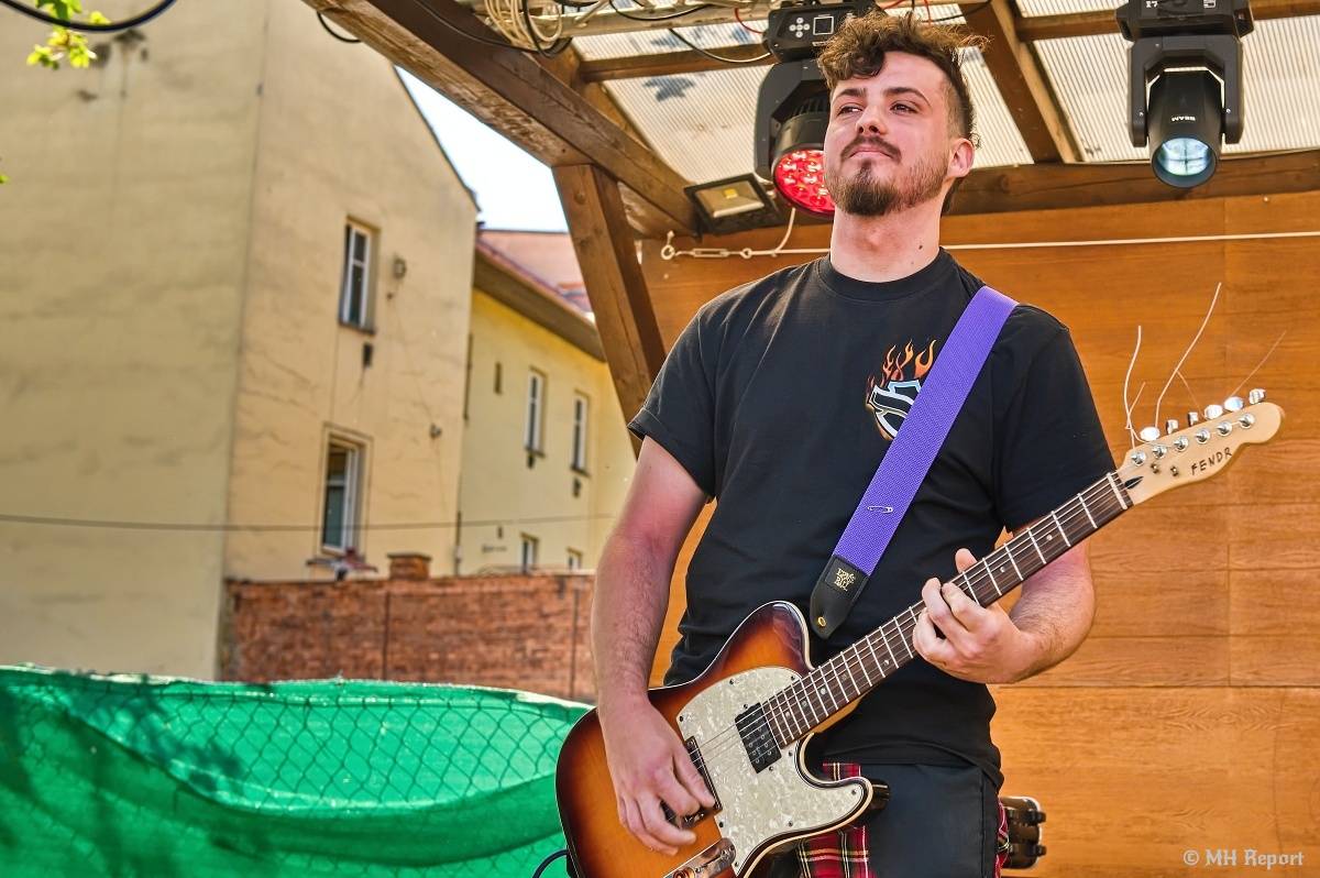 Plzeňští punkeři zamířili k Bílýmu Medvědovi. Hráli S.P.S., Houba, Tragedis i místní Výblitek 