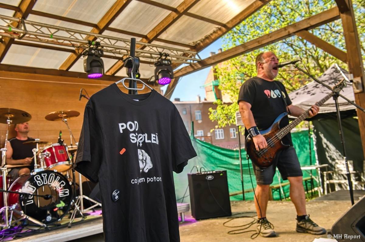 Plzeňští punkeři zamířili k Bílýmu Medvědovi. Hráli S.P.S., Houba, Tragedis i místní Výblitek 