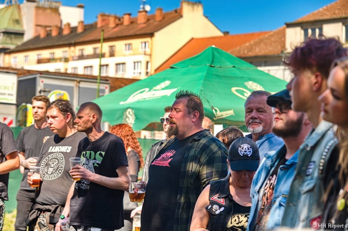 Plzeňští punkeři zamířili k Bílýmu Medvědovi. Hráli S.P.S., Houba, Tragedis i místní Výblitek 