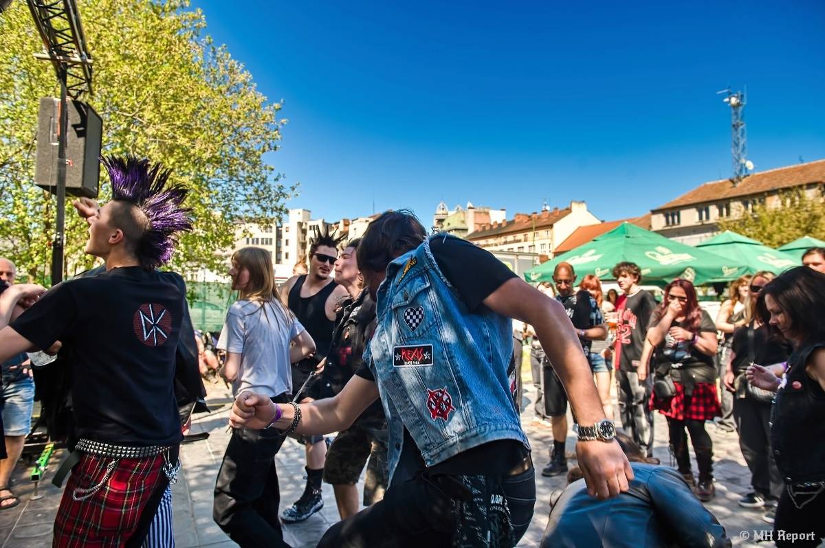Plzeňští punkeři zamířili k Bílýmu Medvědovi. Hráli S.P.S., Houba, Tragedis i místní Výblitek 