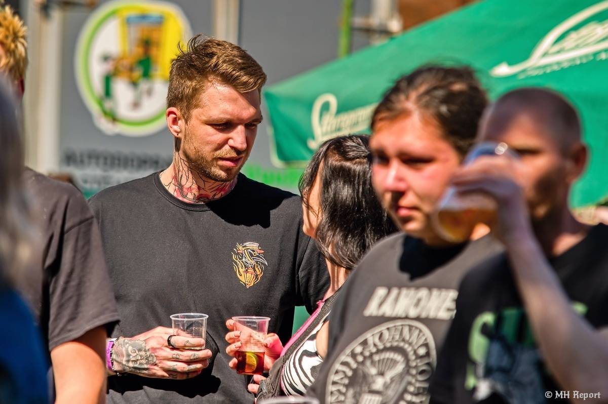 Plzeňští punkeři zamířili k Bílýmu Medvědovi. Hráli S.P.S., Houba, Tragedis i místní Výblitek 