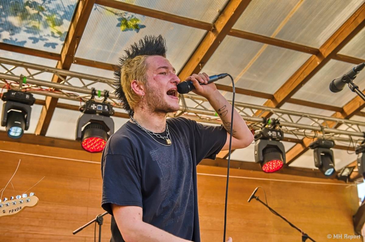 Plzeňští punkeři zamířili k Bílýmu Medvědovi. Hráli S.P.S., Houba, Tragedis i místní Výblitek 