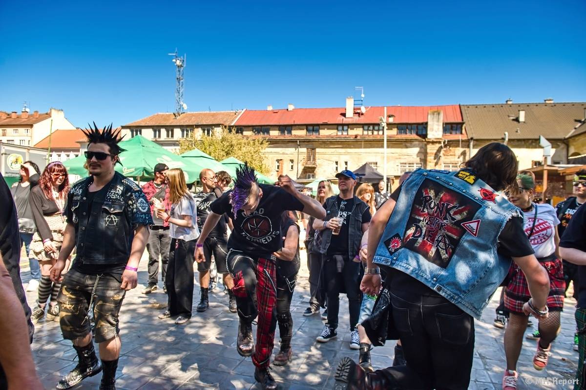 Plzeňští punkeři zamířili k Bílýmu Medvědovi. Hráli S.P.S., Houba, Tragedis i místní Výblitek 
