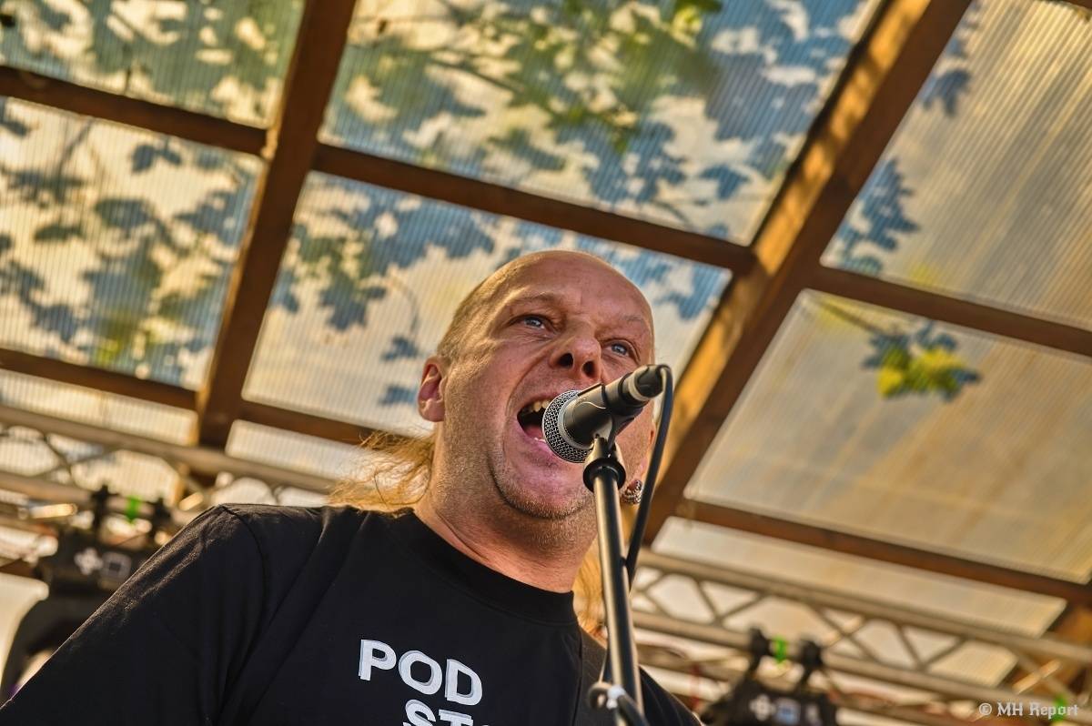 Plzeňští punkeři zamířili k Bílýmu Medvědovi. Hráli S.P.S., Houba, Tragedis i místní Výblitek 