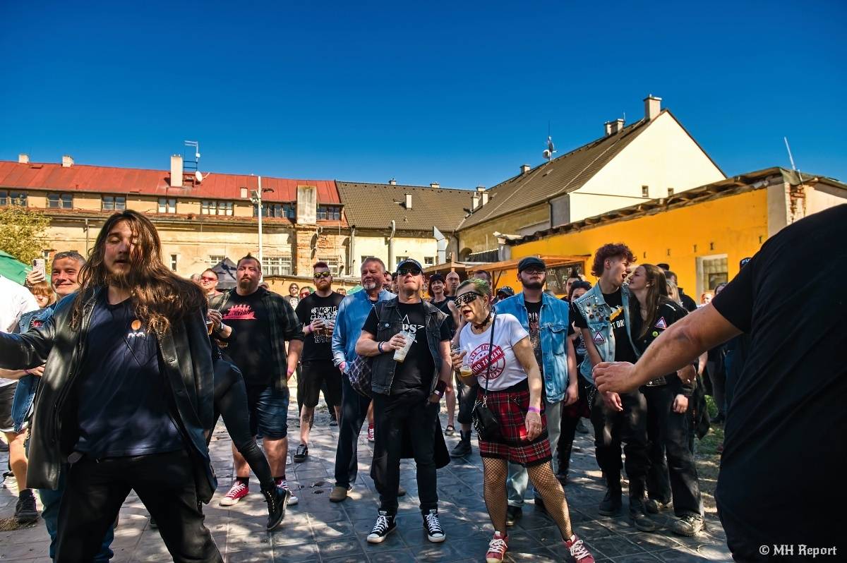 Plzeňští punkeři zamířili k Bílýmu Medvědovi. Hráli S.P.S., Houba, Tragedis i místní Výblitek 