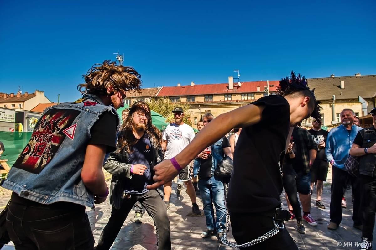 Plzeňští punkeři zamířili k Bílýmu Medvědovi. Hráli S.P.S., Houba, Tragedis i místní Výblitek 
