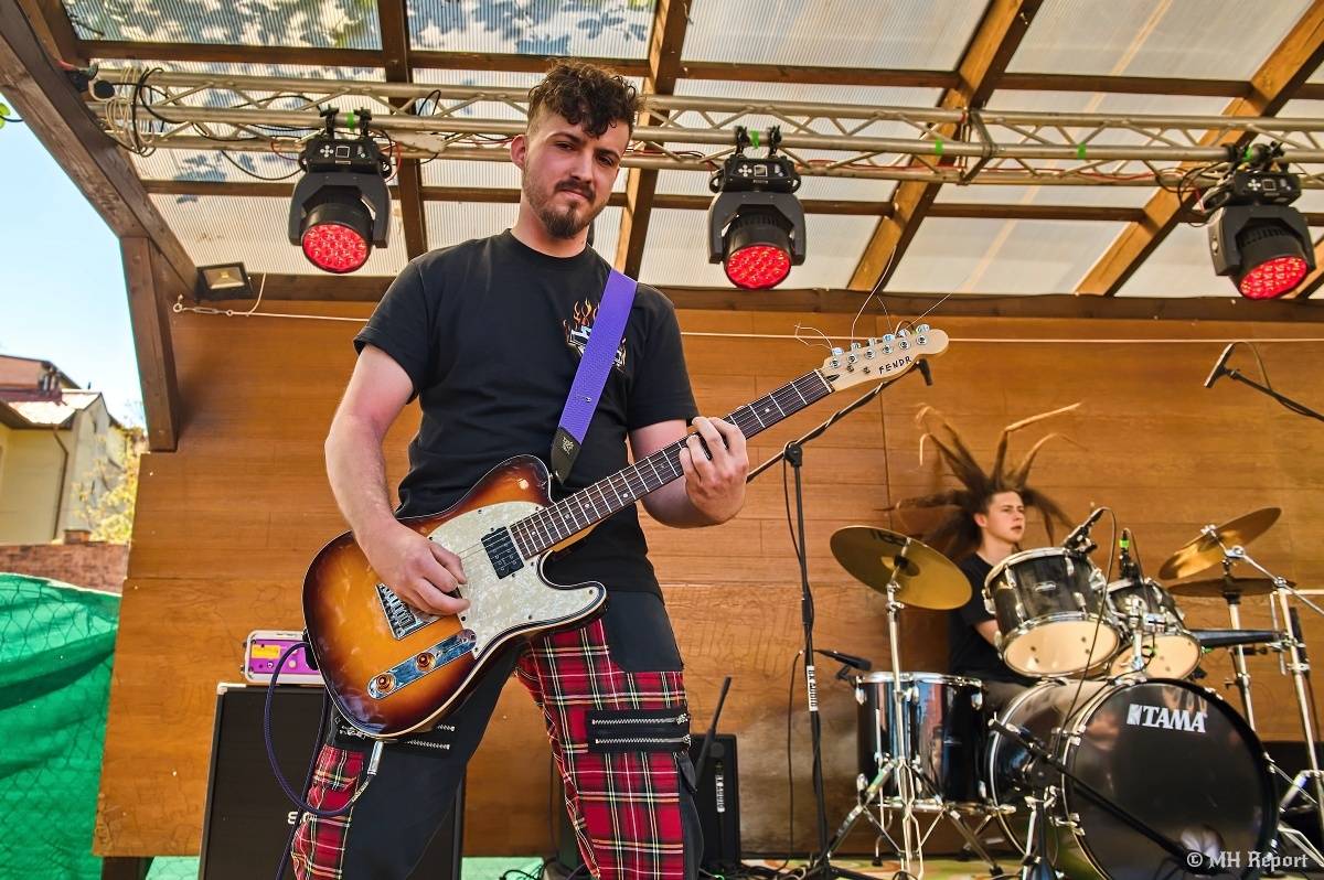 Plzeňští punkeři zamířili k Bílýmu Medvědovi. Hráli S.P.S., Houba, Tragedis i místní Výblitek 