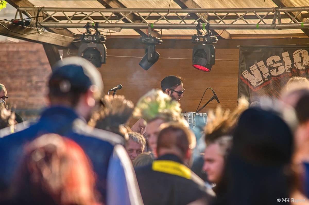 Plzeňští punkeři zamířili k Bílýmu Medvědovi. Hráli S.P.S., Houba, Tragedis i místní Výblitek 