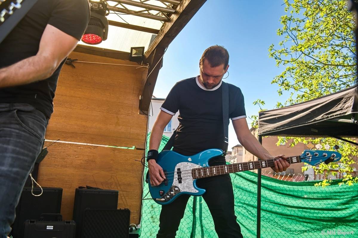 Plzeňští punkeři zamířili k Bílýmu Medvědovi. Hráli S.P.S., Houba, Tragedis i místní Výblitek 