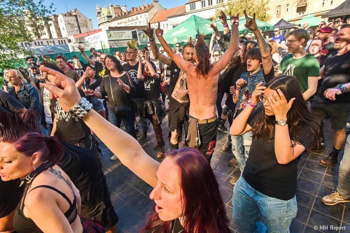 Plzeňští punkeři zamířili k Bílýmu Medvědovi. Hráli S.P.S., Houba, Tragedis i místní Výblitek 
