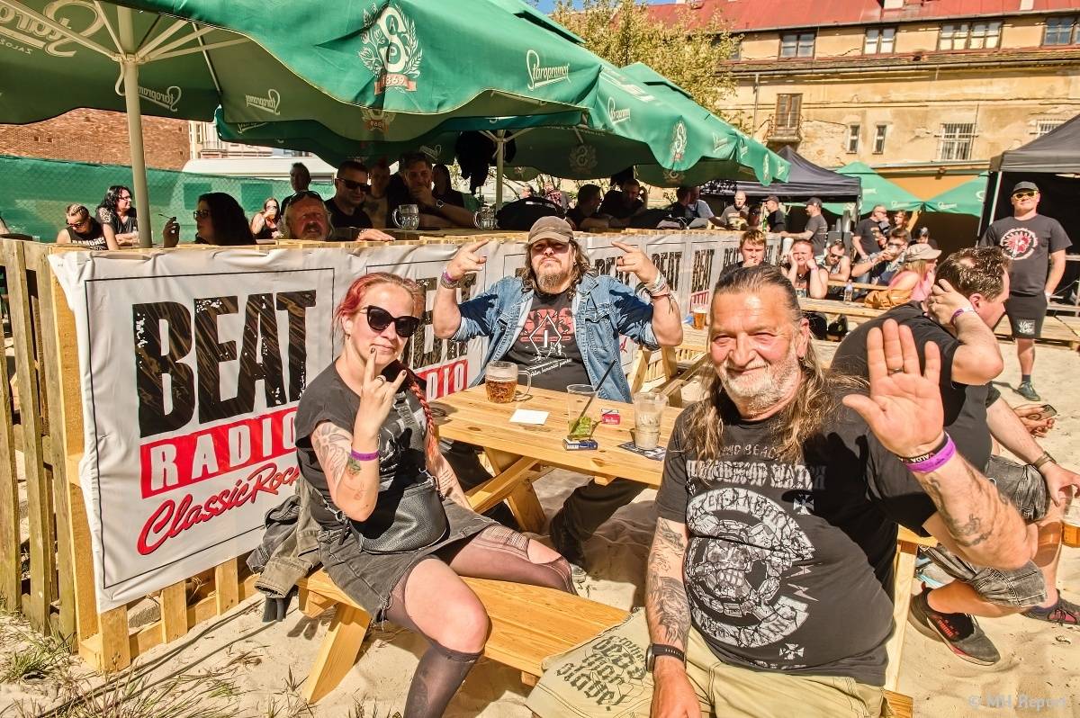 Plzeňští punkeři zamířili k Bílýmu Medvědovi. Hráli S.P.S., Houba, Tragedis i místní Výblitek 