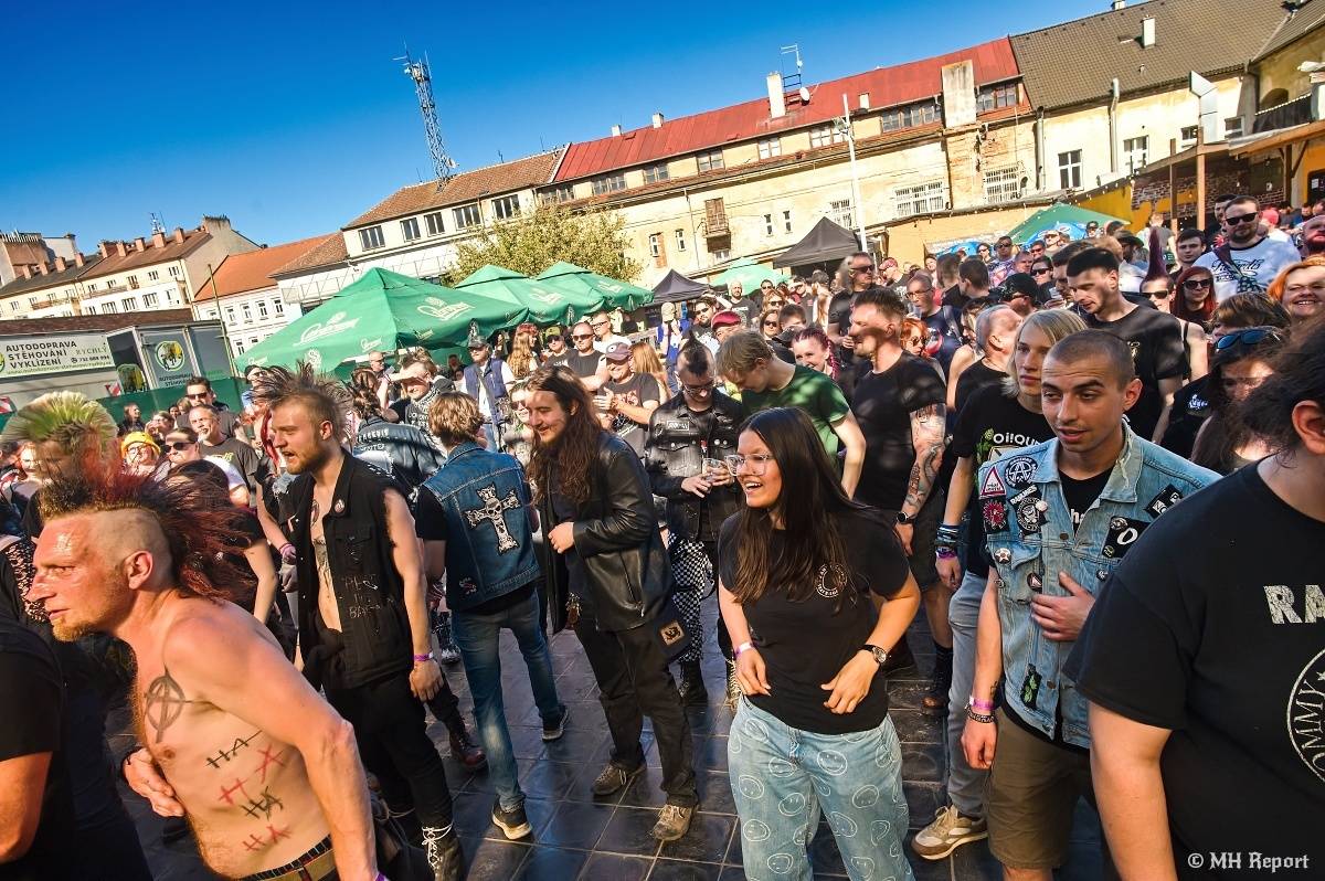 Plzeňští punkeři zamířili k Bílýmu Medvědovi. Hráli S.P.S., Houba, Tragedis i místní Výblitek 