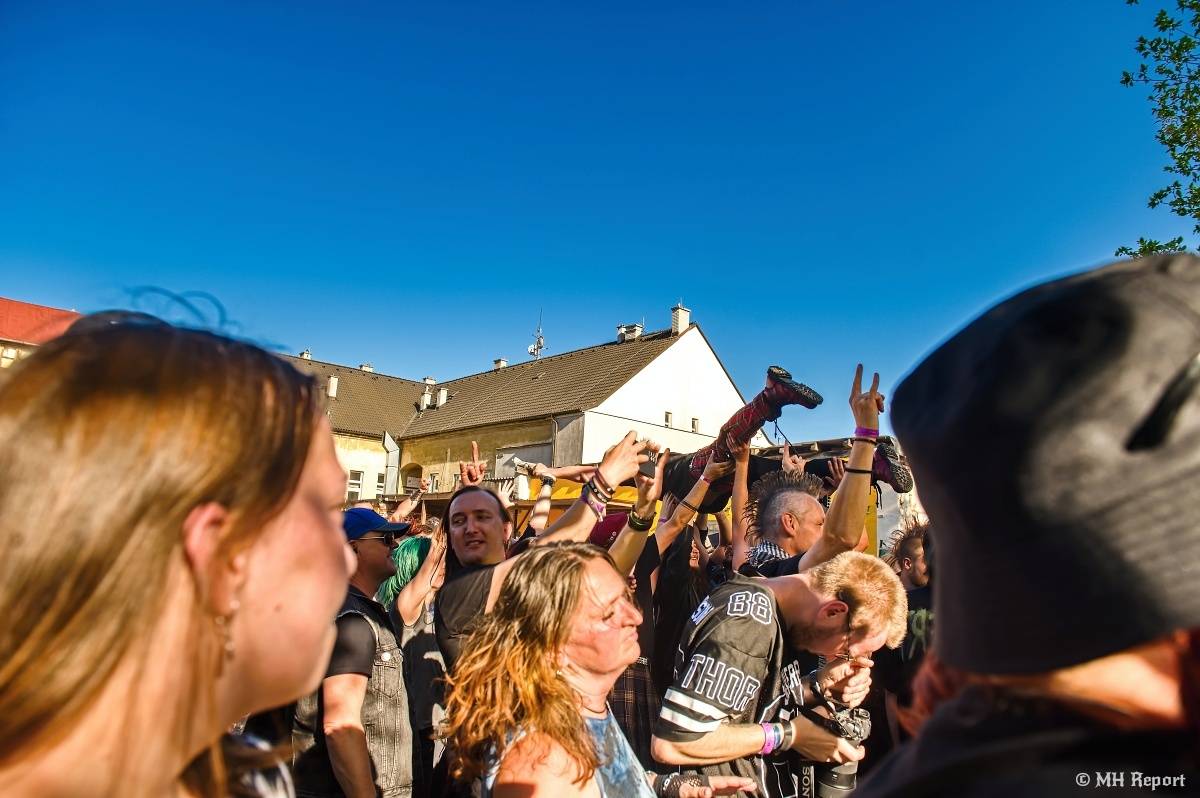 Plzeňští punkeři zamířili k Bílýmu Medvědovi. Hráli S.P.S., Houba, Tragedis i místní Výblitek 