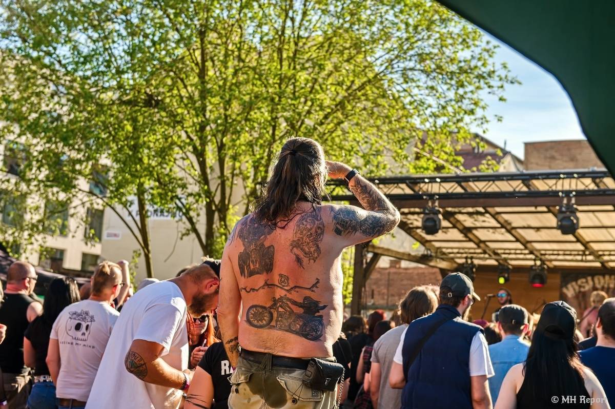Plzeňští punkeři zamířili k Bílýmu Medvědovi. Hráli S.P.S., Houba, Tragedis i místní Výblitek 