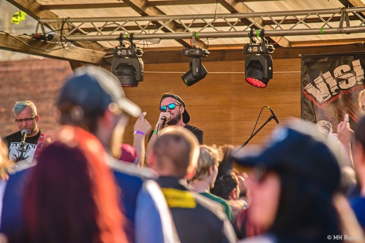 Plzeňští punkeři zamířili k Bílýmu Medvědovi. Hráli S.P.S., Houba, Tragedis i místní Výblitek 