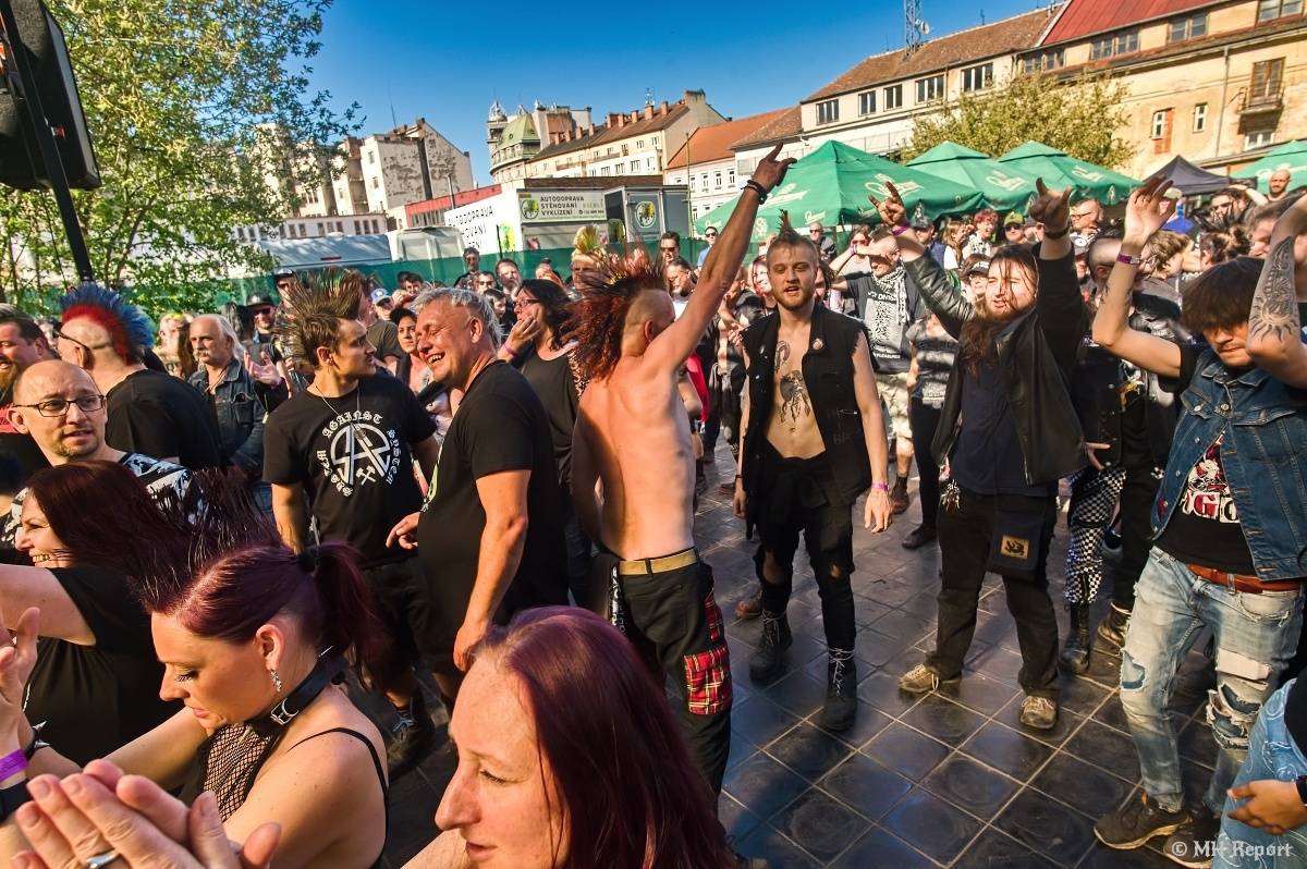 Plzeňští punkeři zamířili k Bílýmu Medvědovi. Hráli S.P.S., Houba, Tragedis i místní Výblitek 