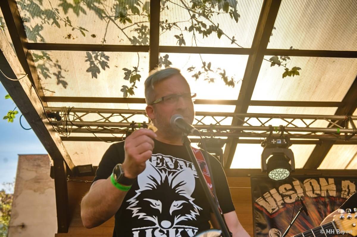 Plzeňští punkeři zamířili k Bílýmu Medvědovi. Hráli S.P.S., Houba, Tragedis i místní Výblitek 