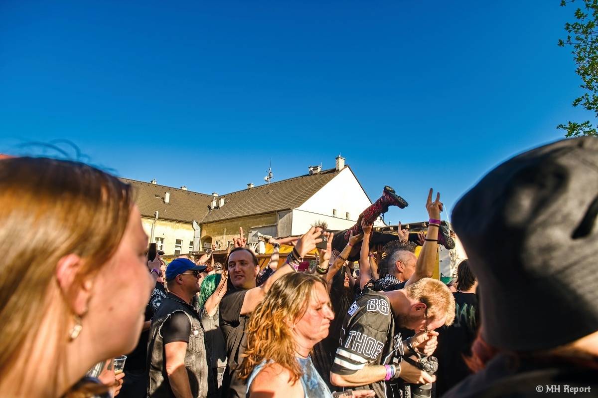 Plzeňští punkeři zamířili k Bílýmu Medvědovi. Hráli S.P.S., Houba, Tragedis i místní Výblitek 
