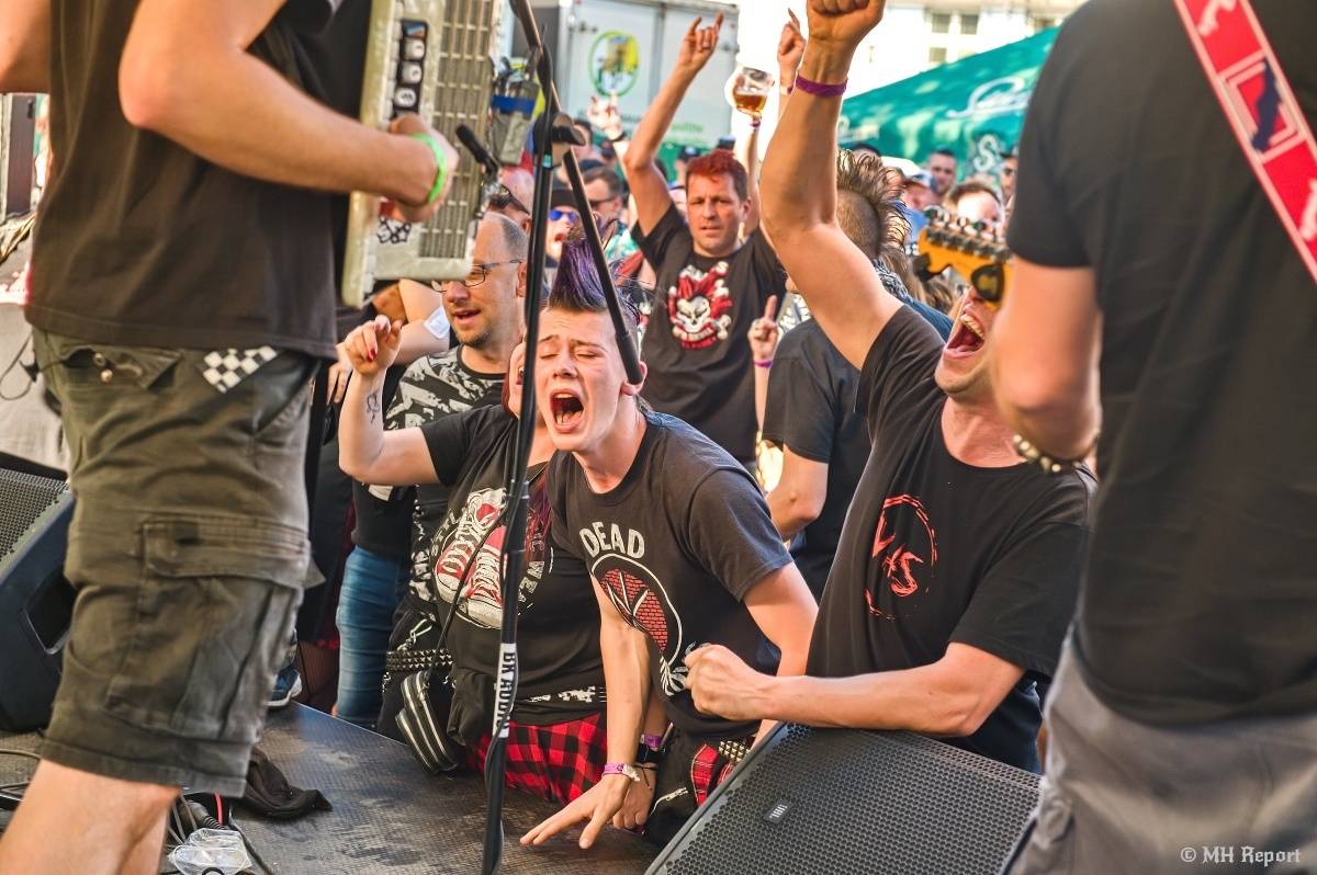 Plzeňští punkeři zamířili k Bílýmu Medvědovi. Hráli S.P.S., Houba, Tragedis i místní Výblitek 