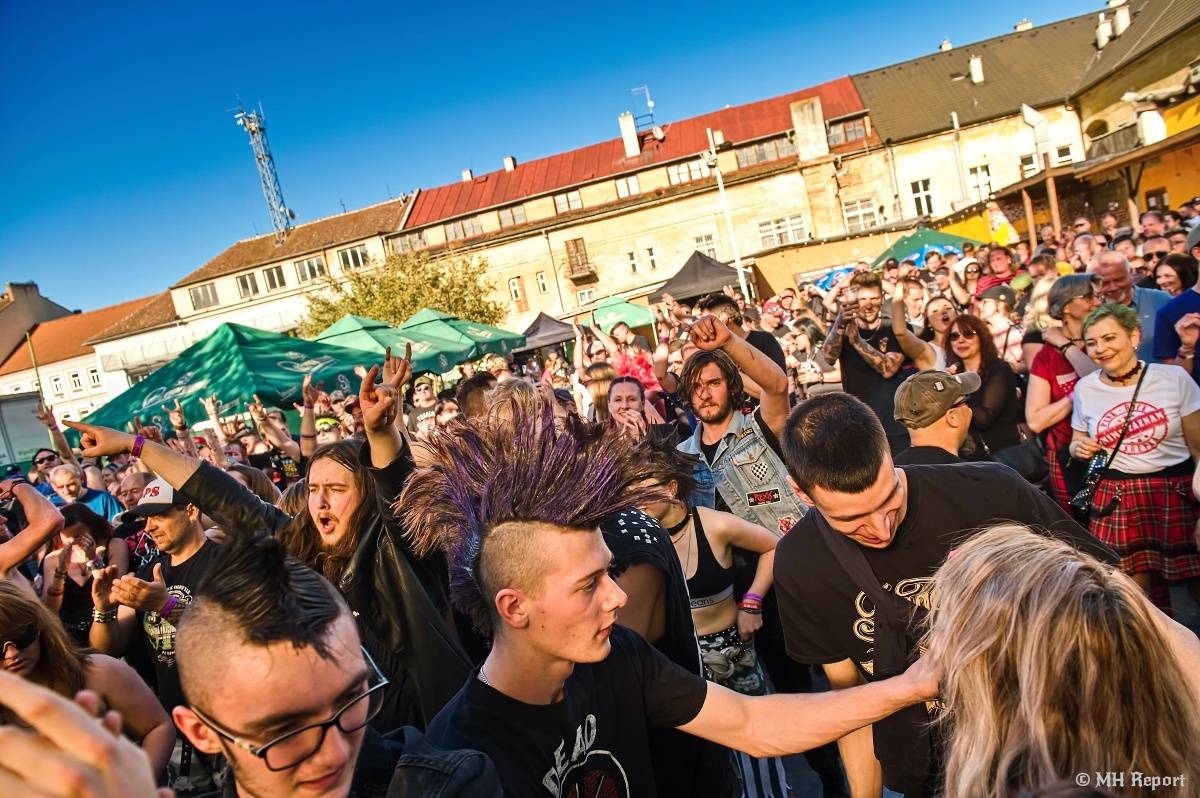 Plzeňští punkeři zamířili k Bílýmu Medvědovi. Hráli S.P.S., Houba, Tragedis i místní Výblitek 