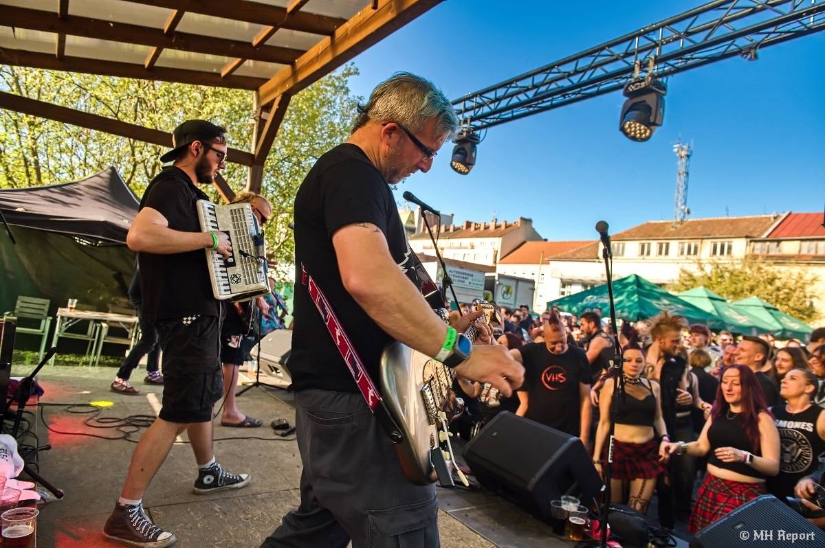 Plzeňští punkeři zamířili k Bílýmu Medvědovi. Hráli S.P.S., Houba, Tragedis i místní Výblitek 