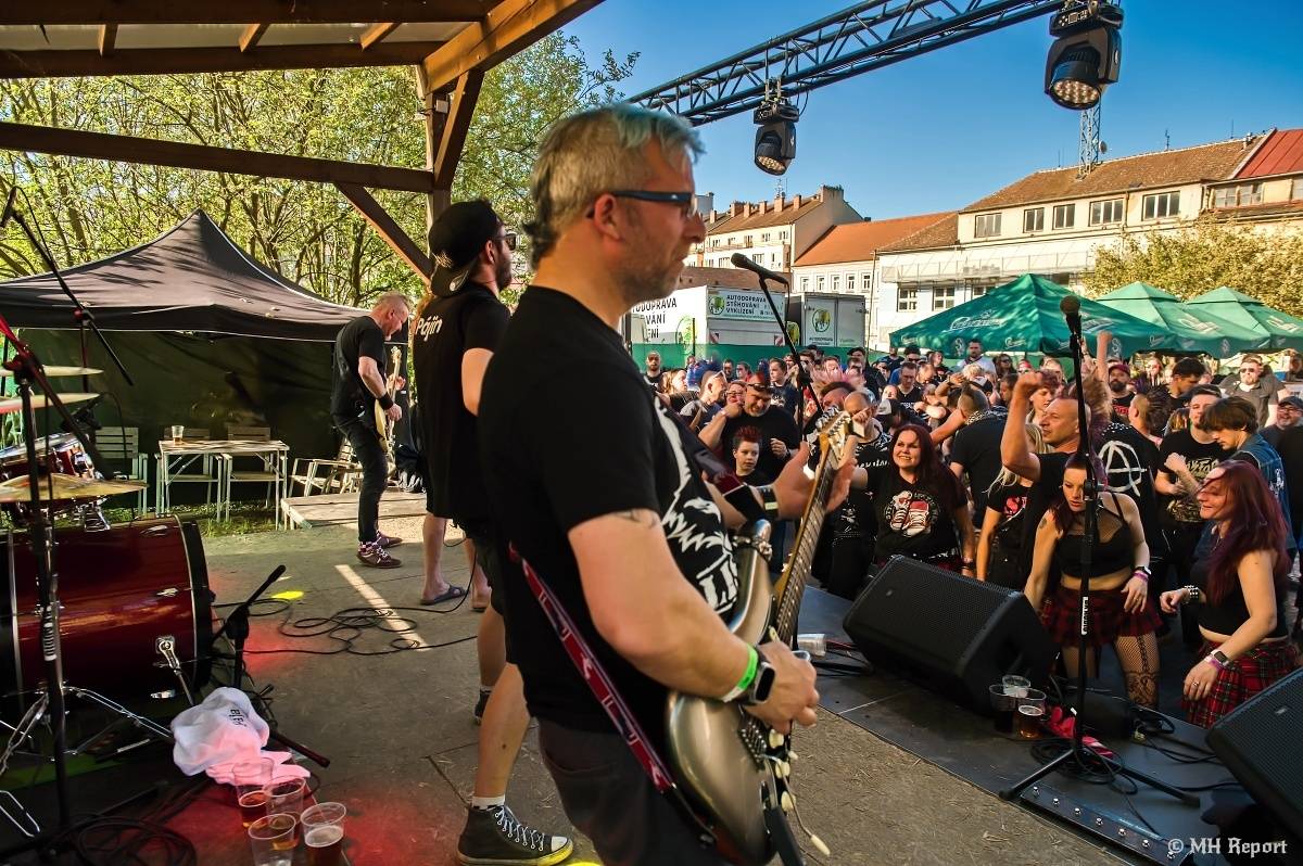 Plzeňští punkeři zamířili k Bílýmu Medvědovi. Hráli S.P.S., Houba, Tragedis i místní Výblitek 