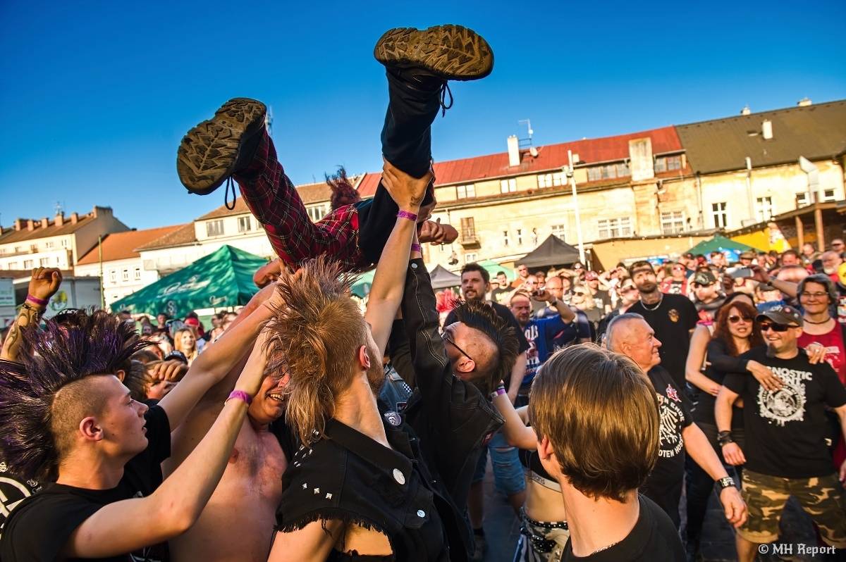 Plzeňští punkeři zamířili k Bílýmu Medvědovi. Hráli S.P.S., Houba, Tragedis i místní Výblitek 